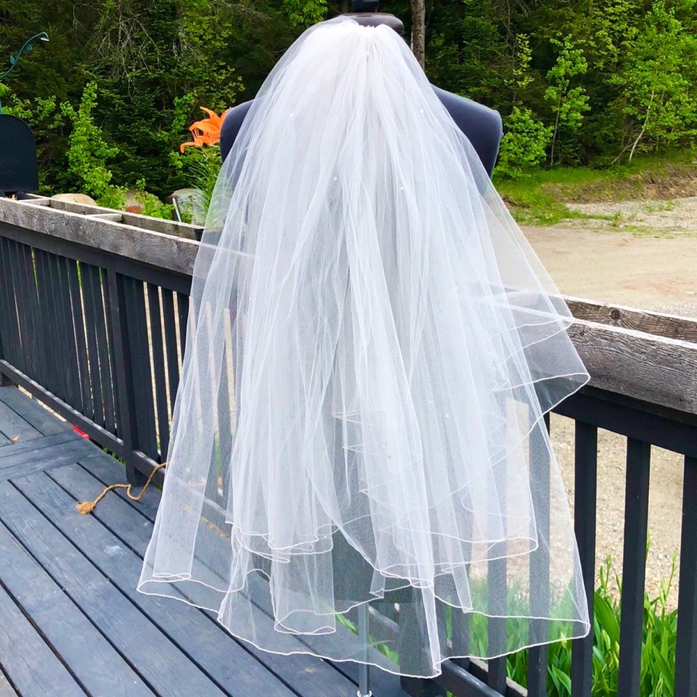 Asymmetrical ivory Veil...